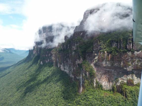 As muitas cachoeiras do Auyán Tepui, no Parque Nacional Canaima, no sul da Venezuela